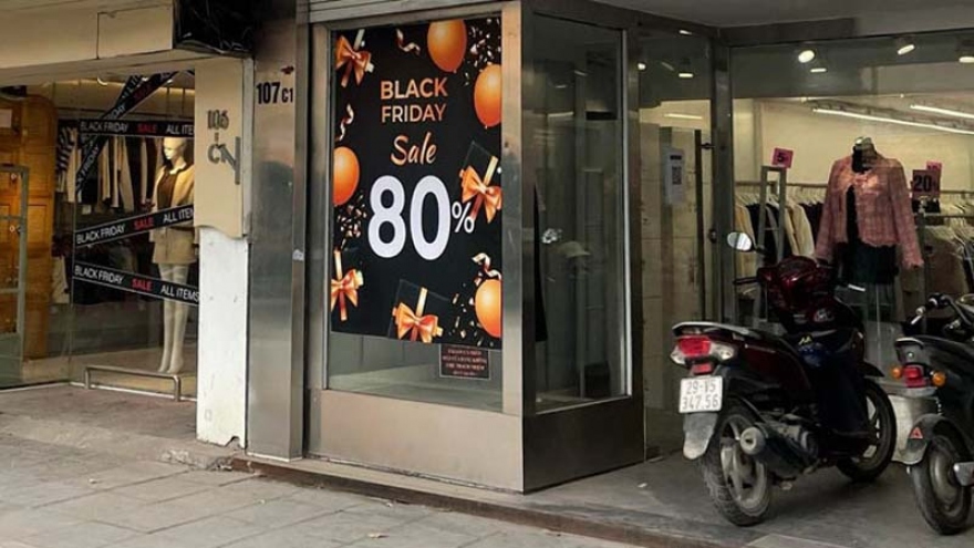 Hanoi fashion outlets remain quiet despite Black Friday super sale